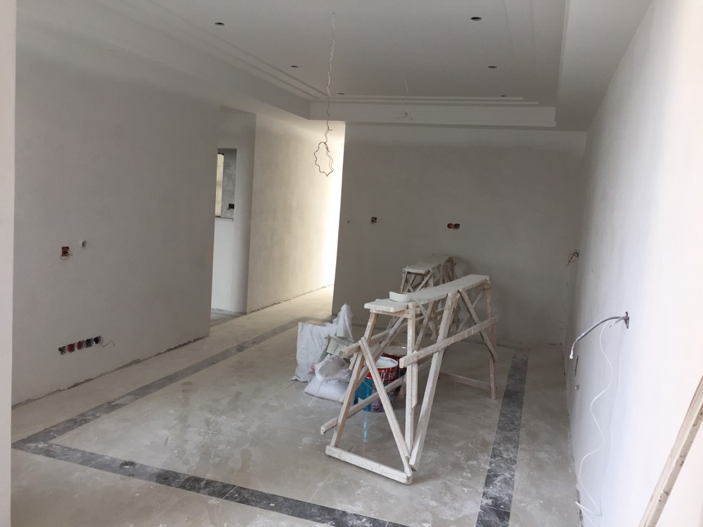 顶面乳胶漆,眼看就要完工了,就等质尊墙纸和欧邦全屋定制的安装.