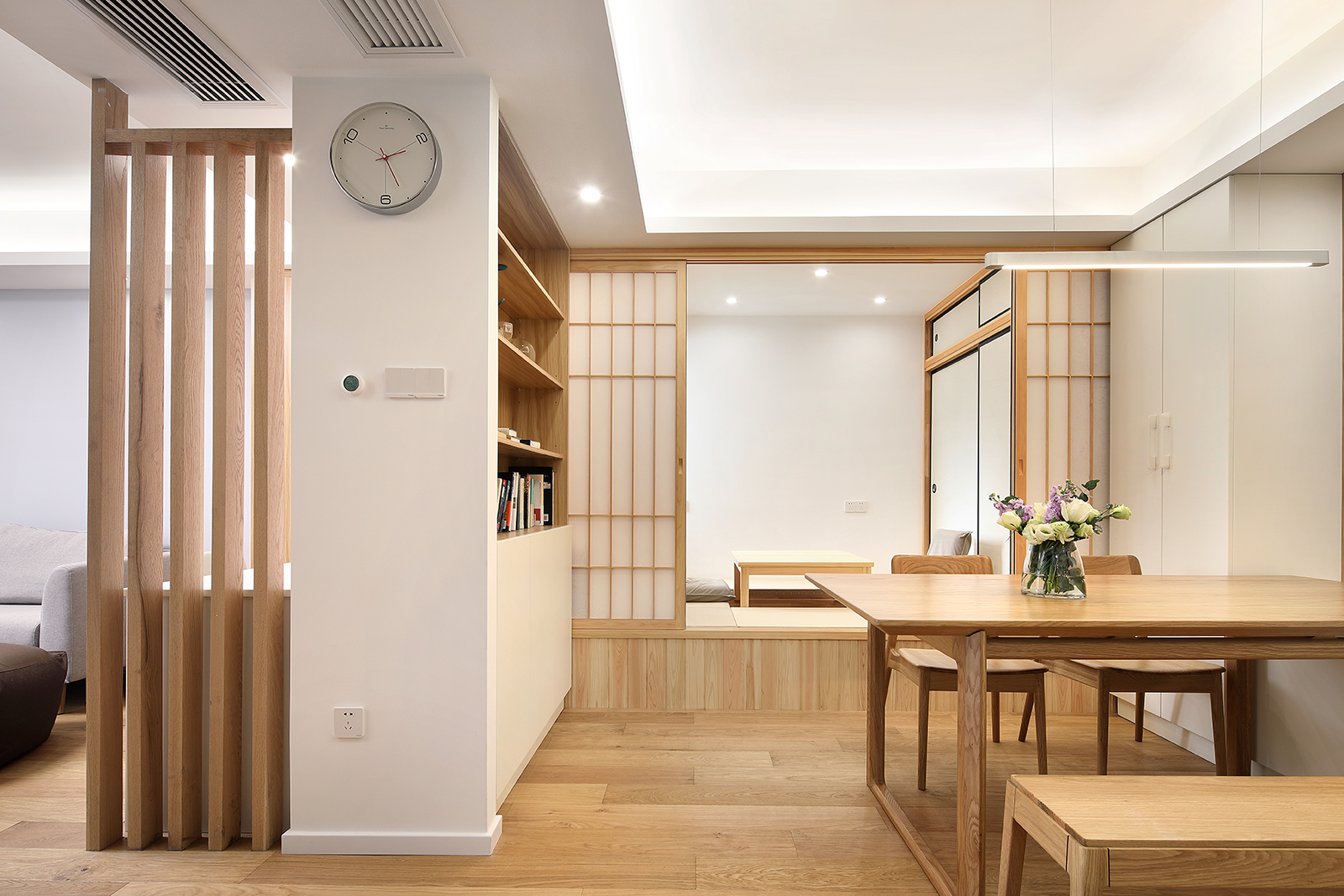 二居室简约日式家木质线条隔断设计