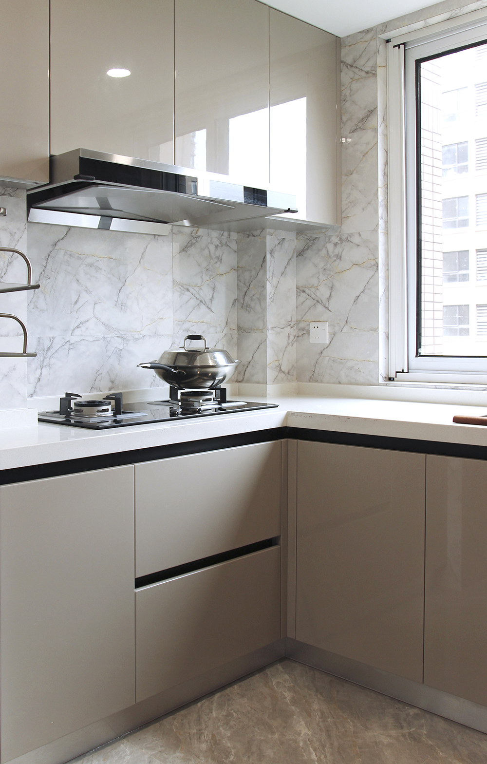 厨房选用白色整体橱柜搭配黑色的厨具,干净利落,墙砖