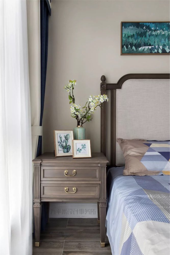 应房型特点,于床尾一侧设置满墙储物收纳柜。