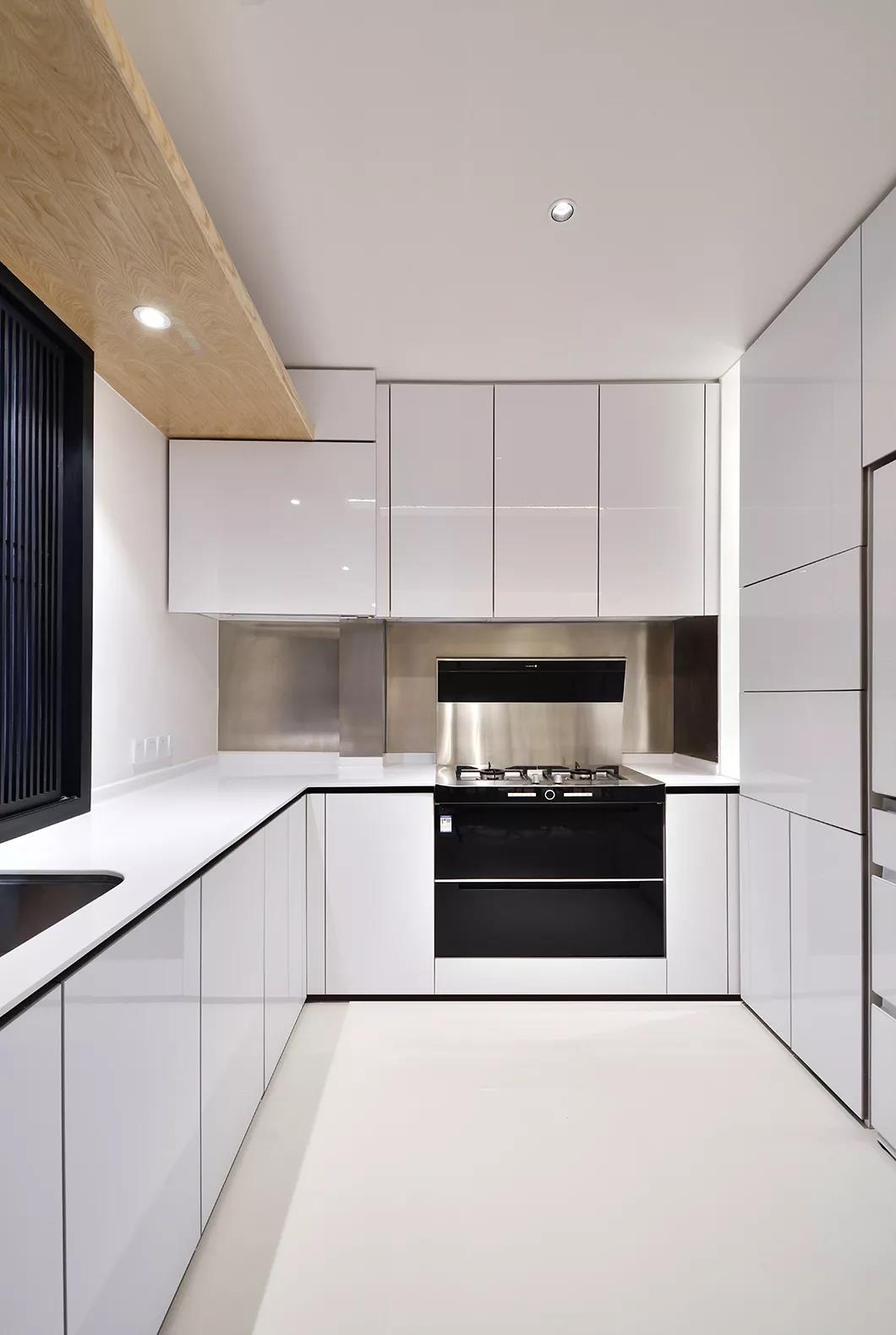 厨房间留白橱柜搭配原木顶柜,更加干净舒爽