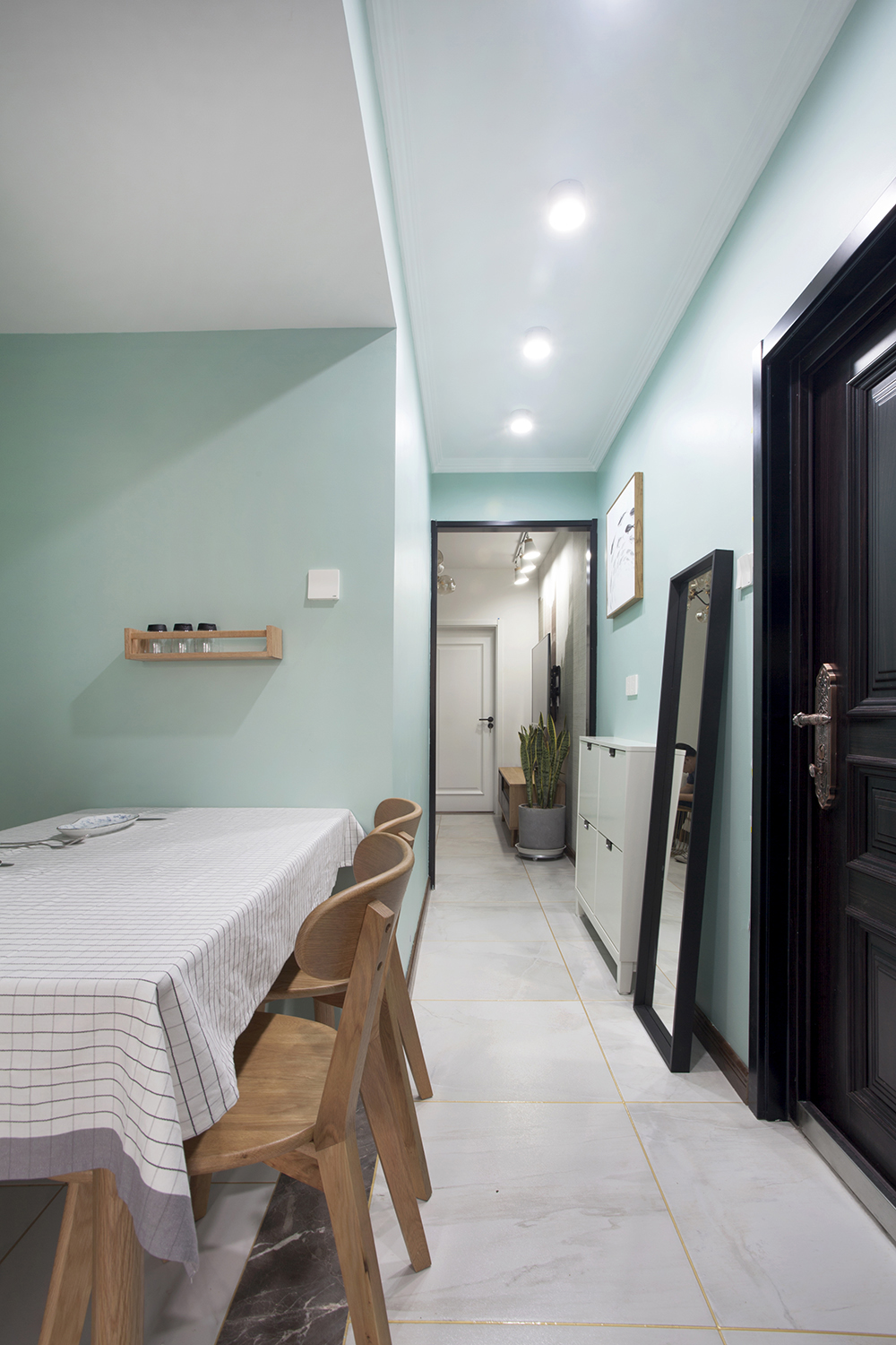 60平小户型两居装修餐厅走廊设计