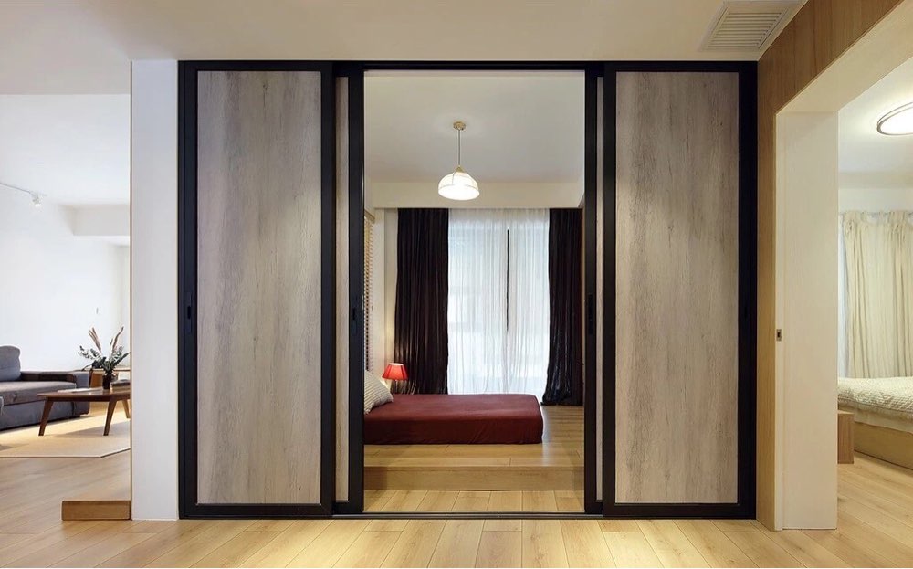 次卧采用日式地台,安装上轨道推拉门,而且将轨道隐藏在吊顶里,.