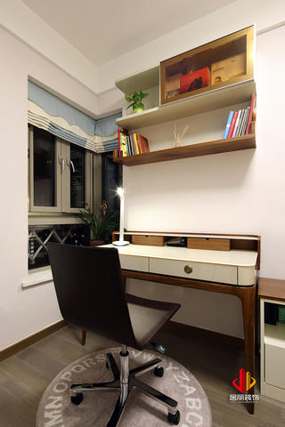 75平米三居室装修书桌设计