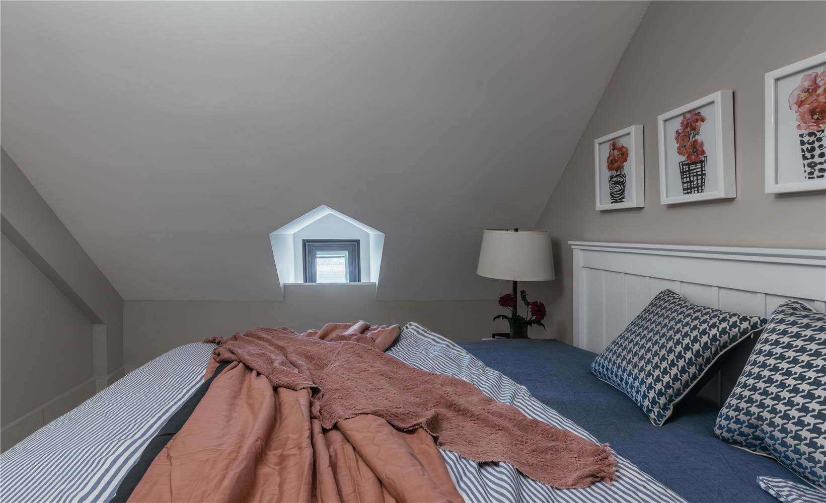 140平美式风格阁楼卧室装修效果图
