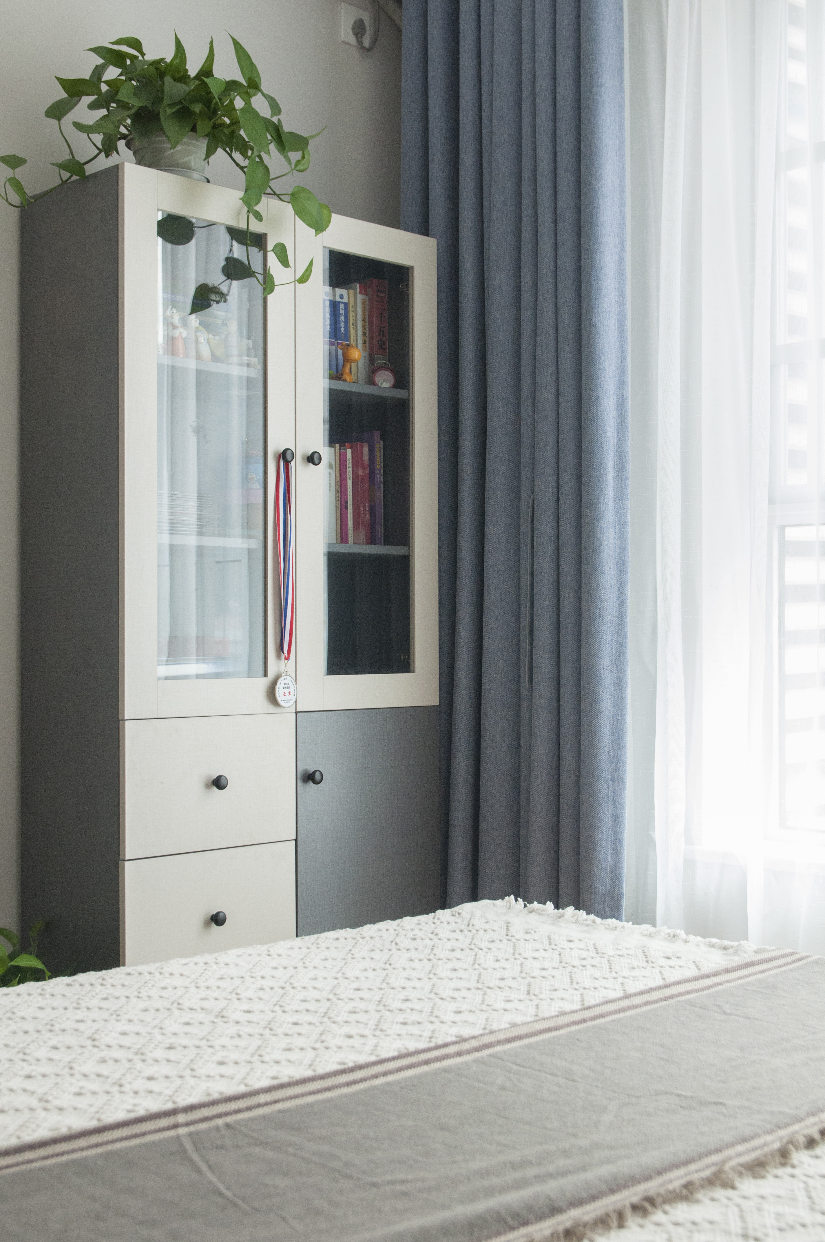 床尾放置拼色成品书柜,用来收纳夫妻俩的