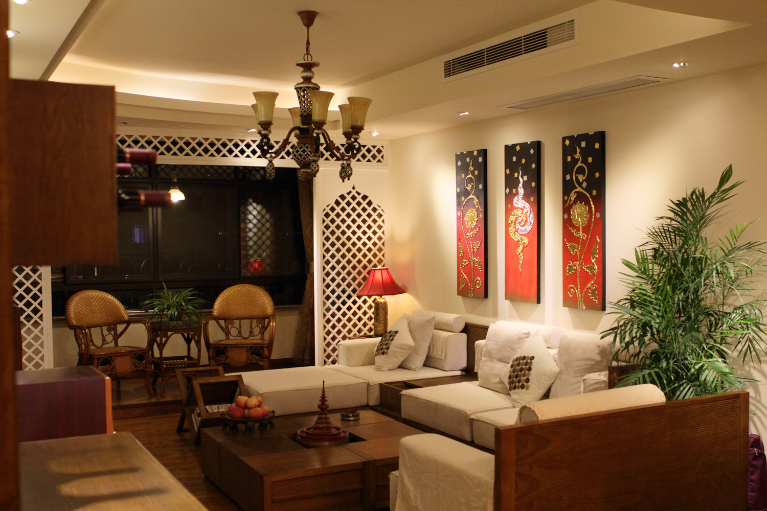 东南亚风格,15-20万装修,三居室装修,130平米装修,客厅,沙发背景墙,暖色调