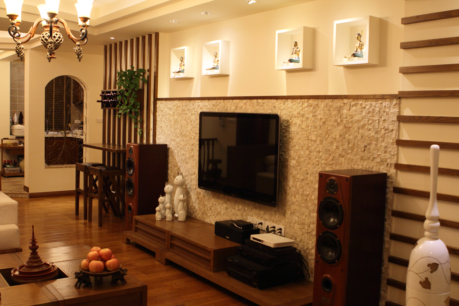 东南亚风格,15-20万装修,三居室装修,130平米装修,客厅,电视背景墙,咖啡色