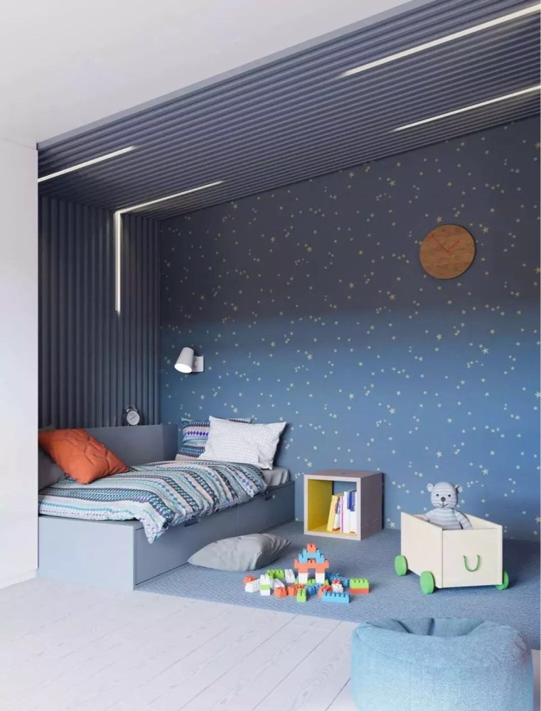 另一间儿童房拥有蓝色的小空间,像是夜晚的星空,将儿童床摆在夜.