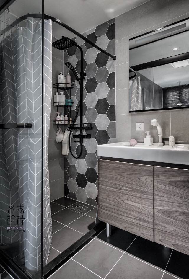 六角砖,选的花色不同,点缀的感觉,让卫生间这个死角也充满乐趣.