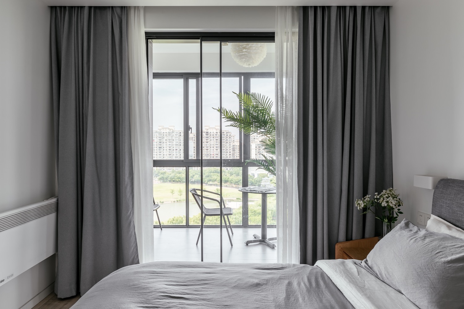 简约现代三居装修卧室窗帘设计