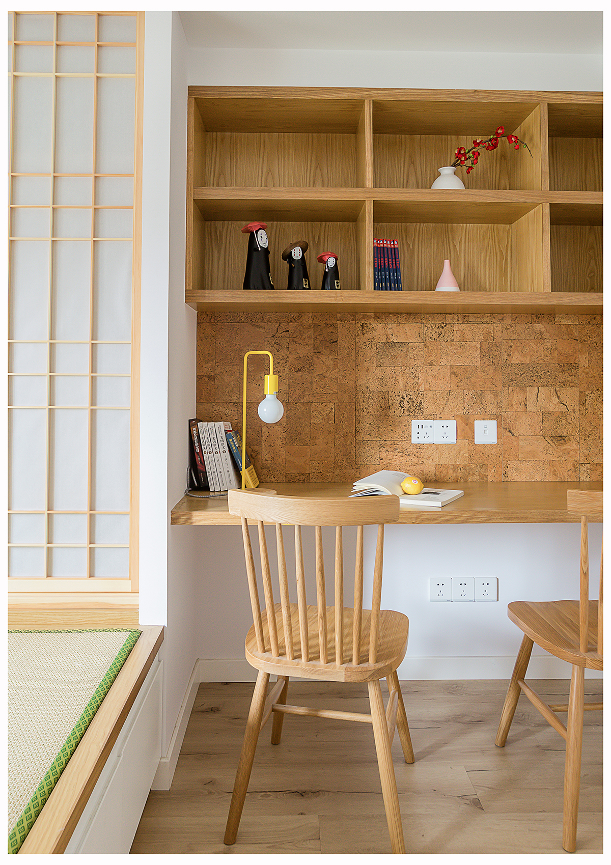 日式风三居装修书桌椅设计