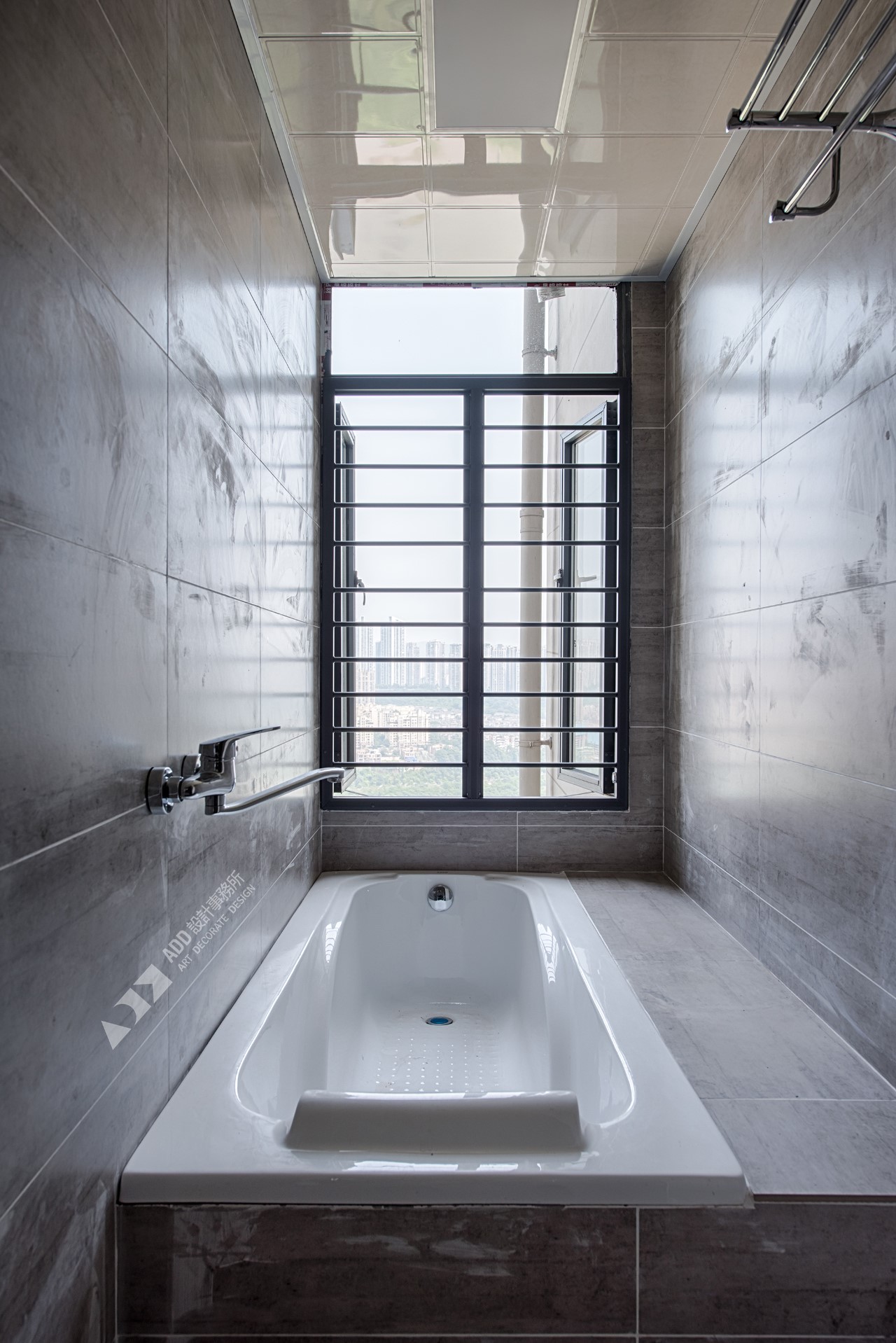 复式现代三居装修浴缸设计