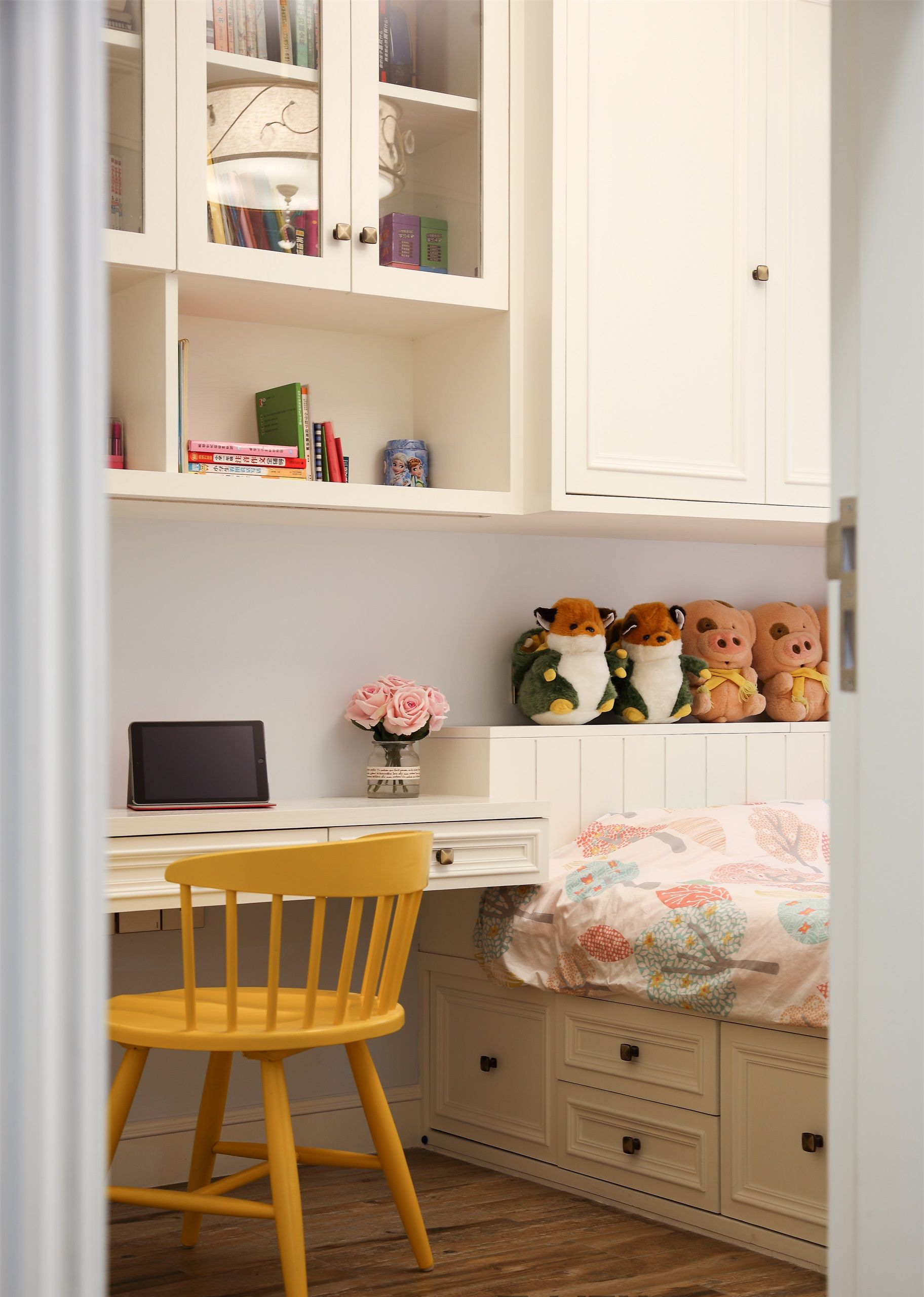 通过床尾柜与书桌自然连接,在房间一角打造