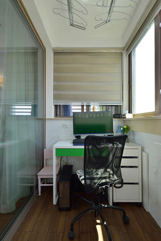 80平两居室装修阳台书桌设计