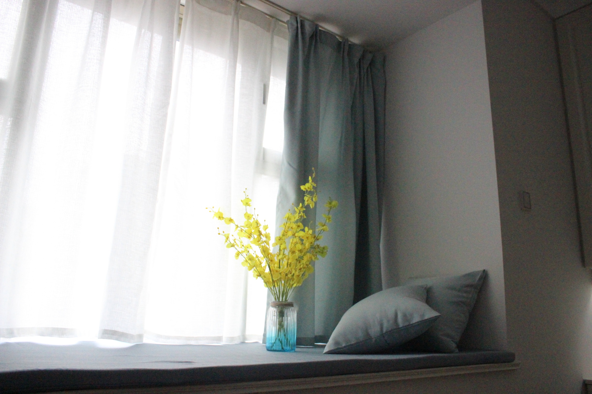 飘窗一角简单的布置下,冬天晒晒太阳看看书