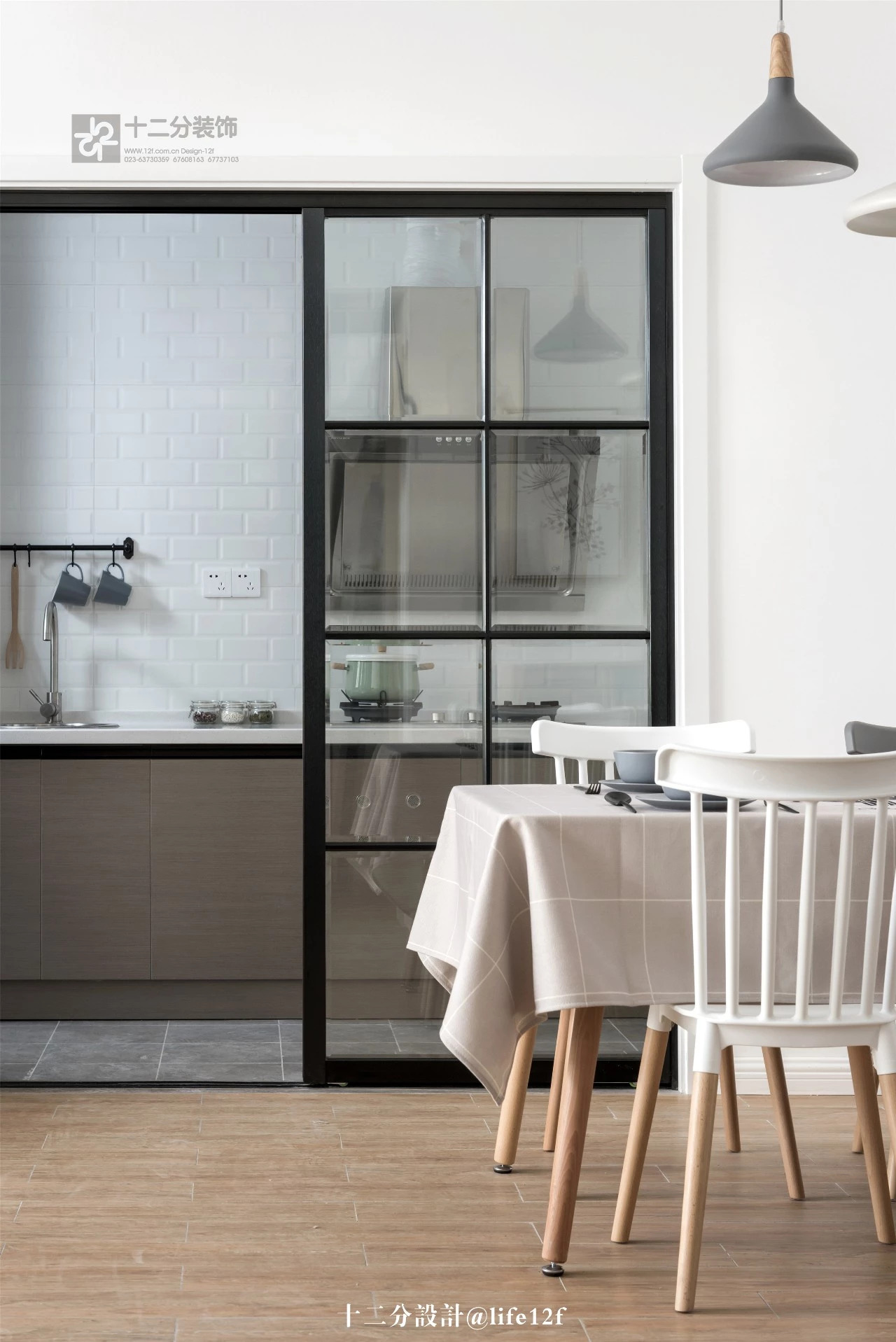 北欧风两居室装修厨房玻璃移门设计