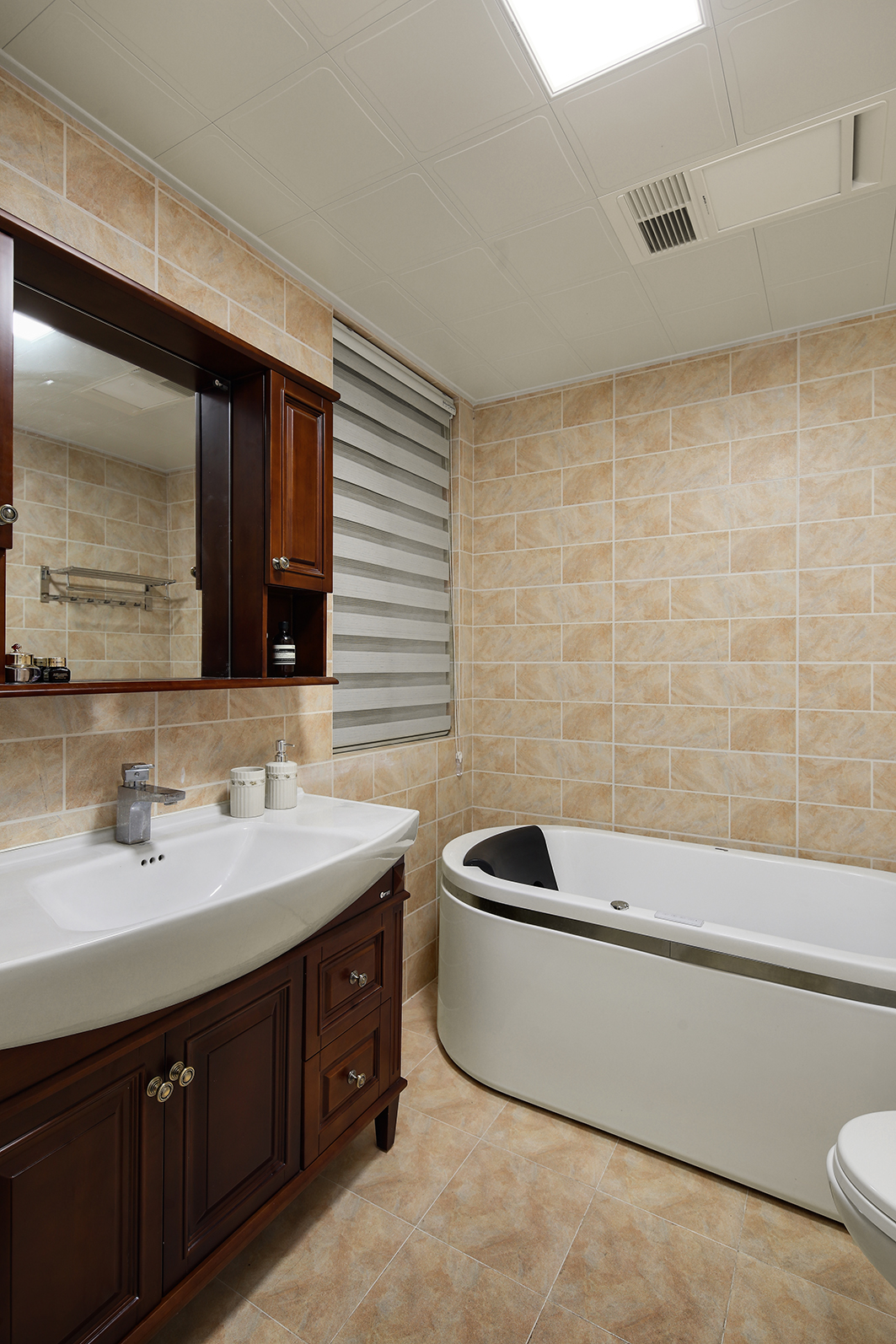 瓷砖 洗手台 浴缸 126㎡美式风格卫生间装修效果图 北欧风格二居装修