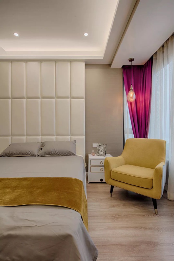 灯光柔软的的墙头软包浅色温馨的卧室还你一个柔软的梦