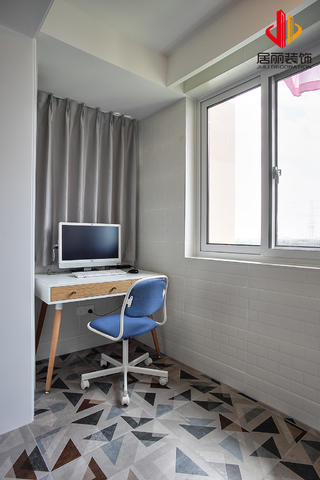 现代北欧二居室装修阳台书桌设计图