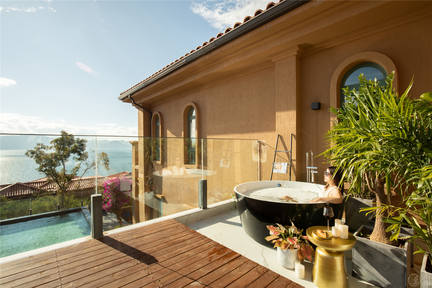 露天按摩浴缸与湖景的搭配,是这个房间妙不