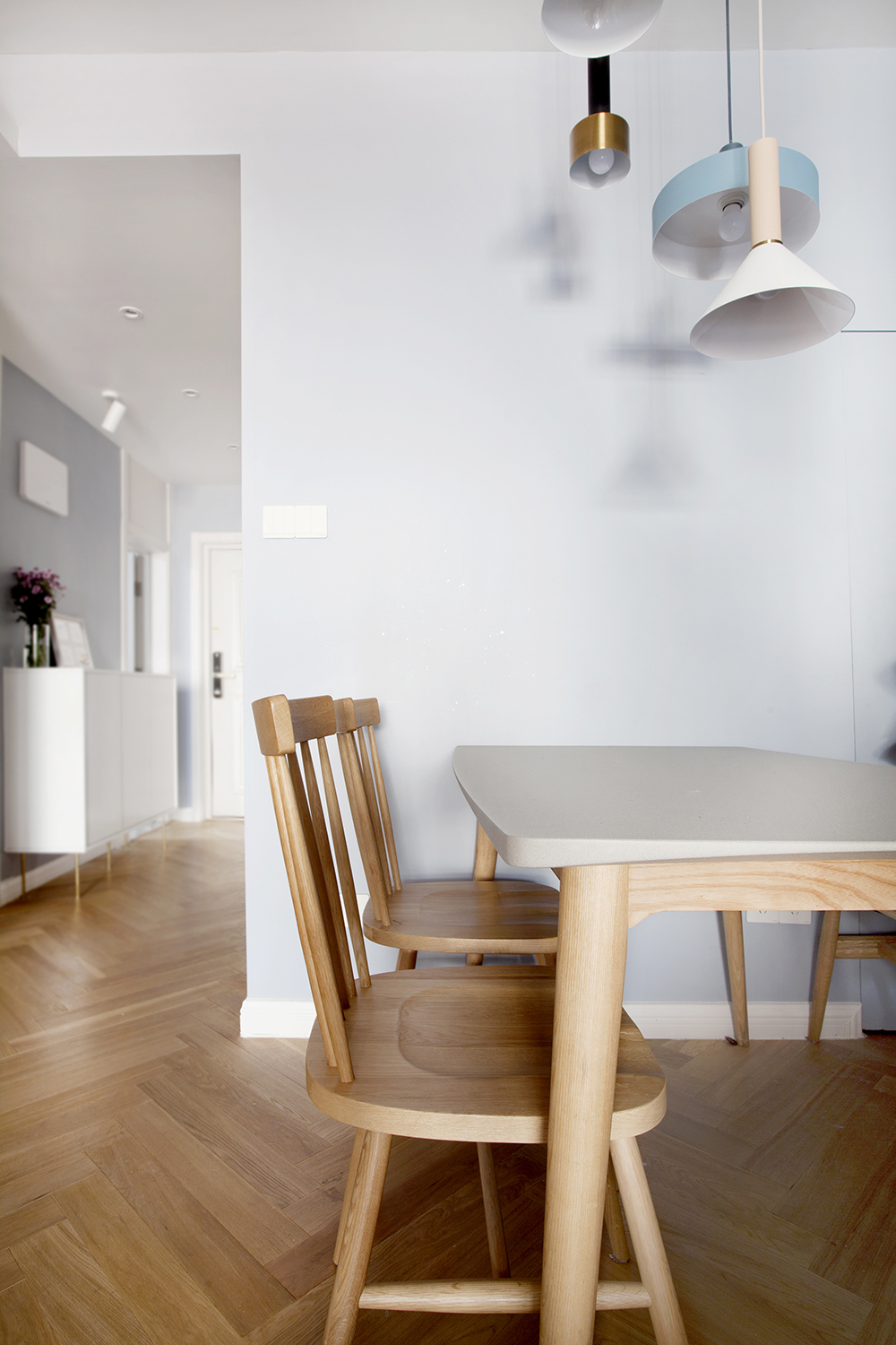 120平三居室装修餐桌椅设计