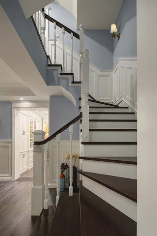 美式风格别墅楼梯装修效果图