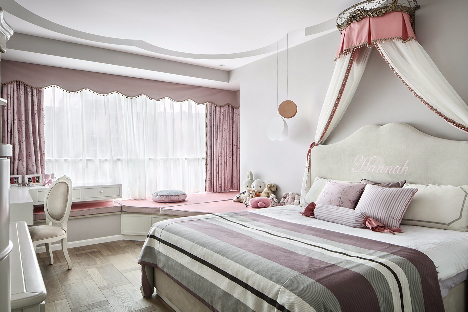 这间女儿房也会略显成熟气息,类似英伦风格的设计,像是一位甜美英伦