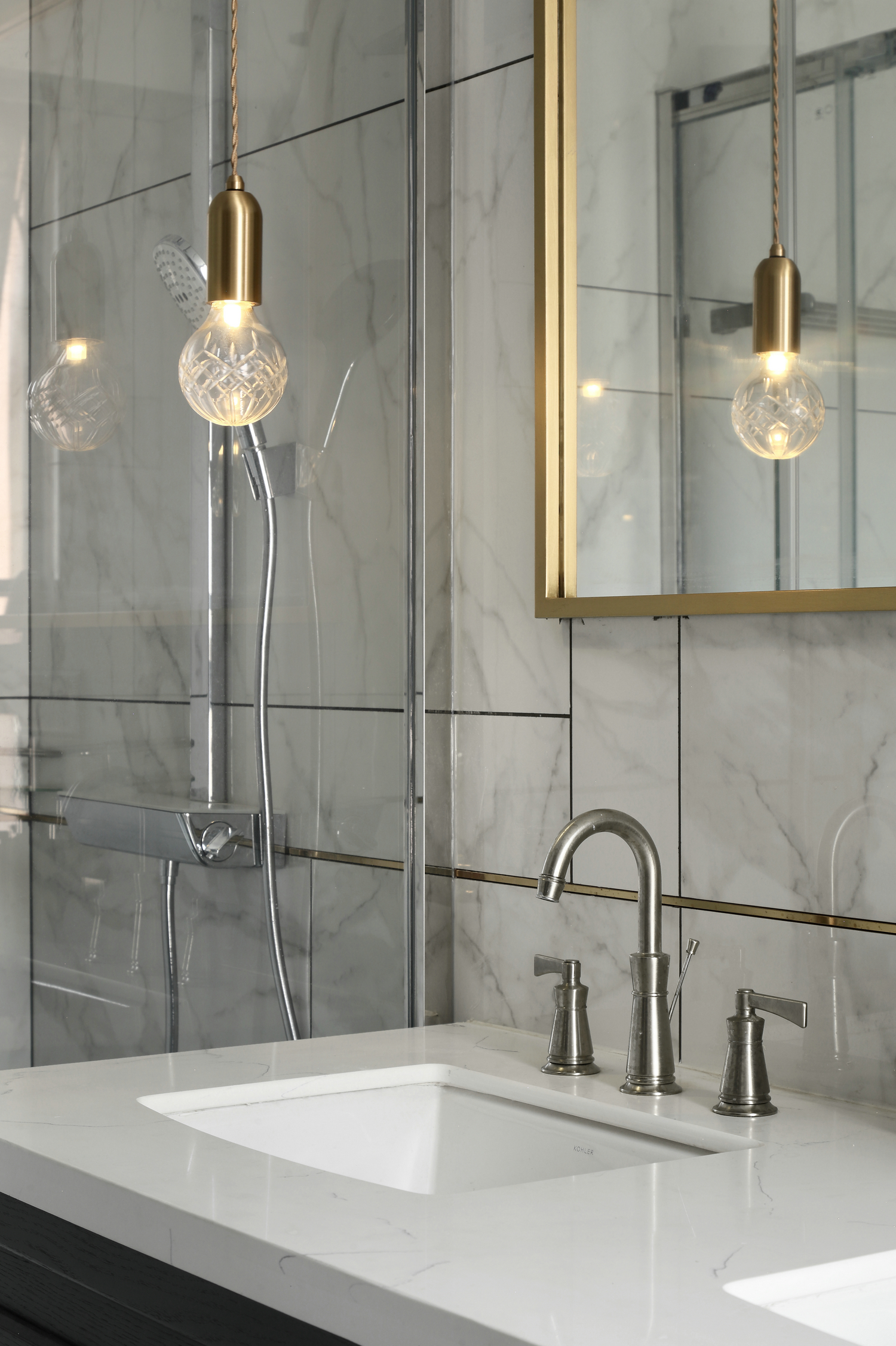 一般台下盆龙头是现场开孔,所以需要注意水龙头和台盆的距离,是要适中