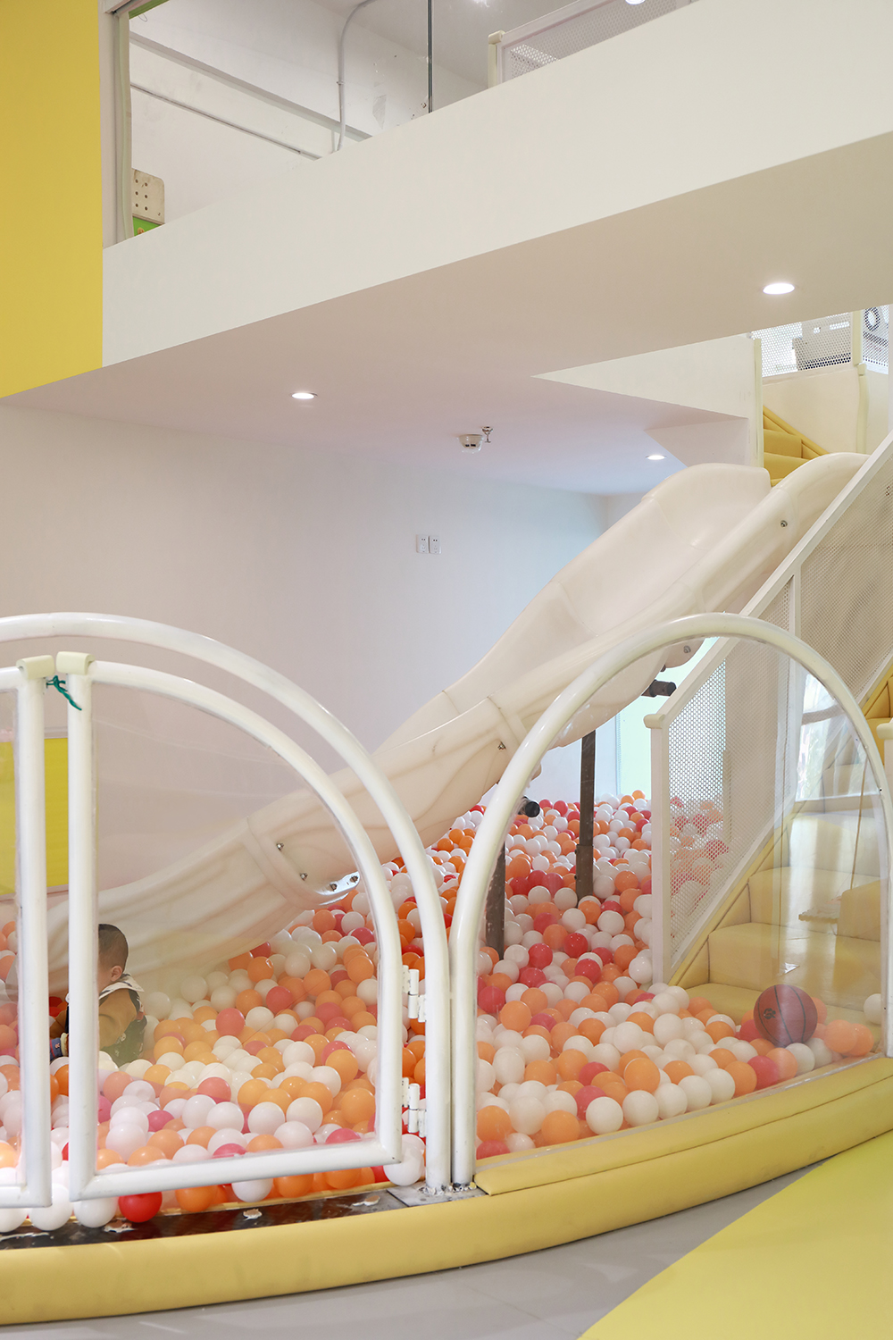 儿童亲子游乐园欢呼