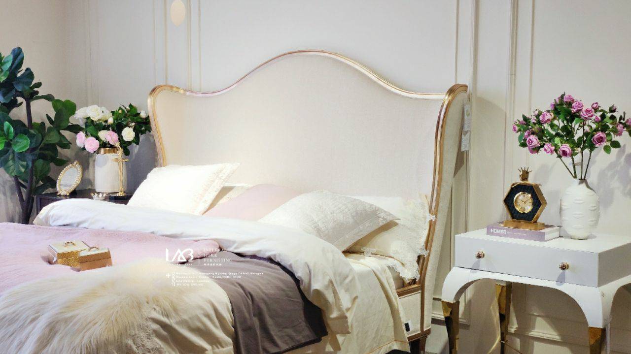 f?这款床比之前几款更成熟大气,床背弧度造型优雅,以黄金比