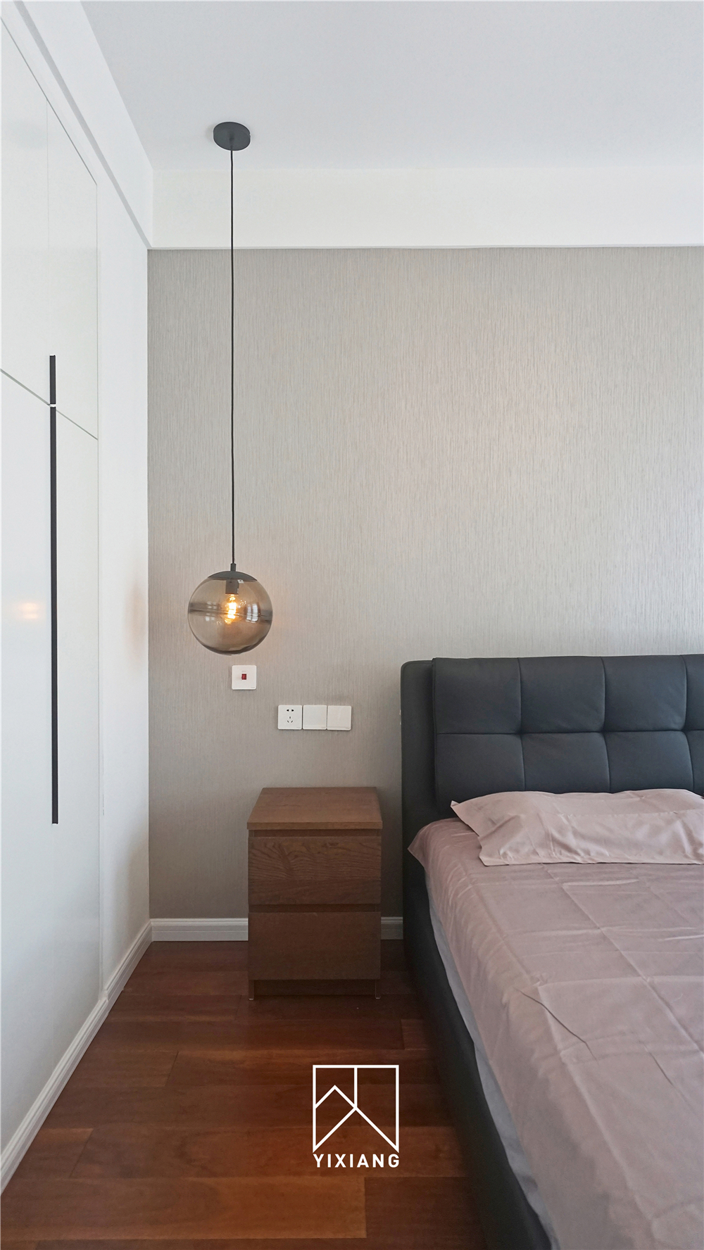 130平现代简约装修卧室床头吊灯设计