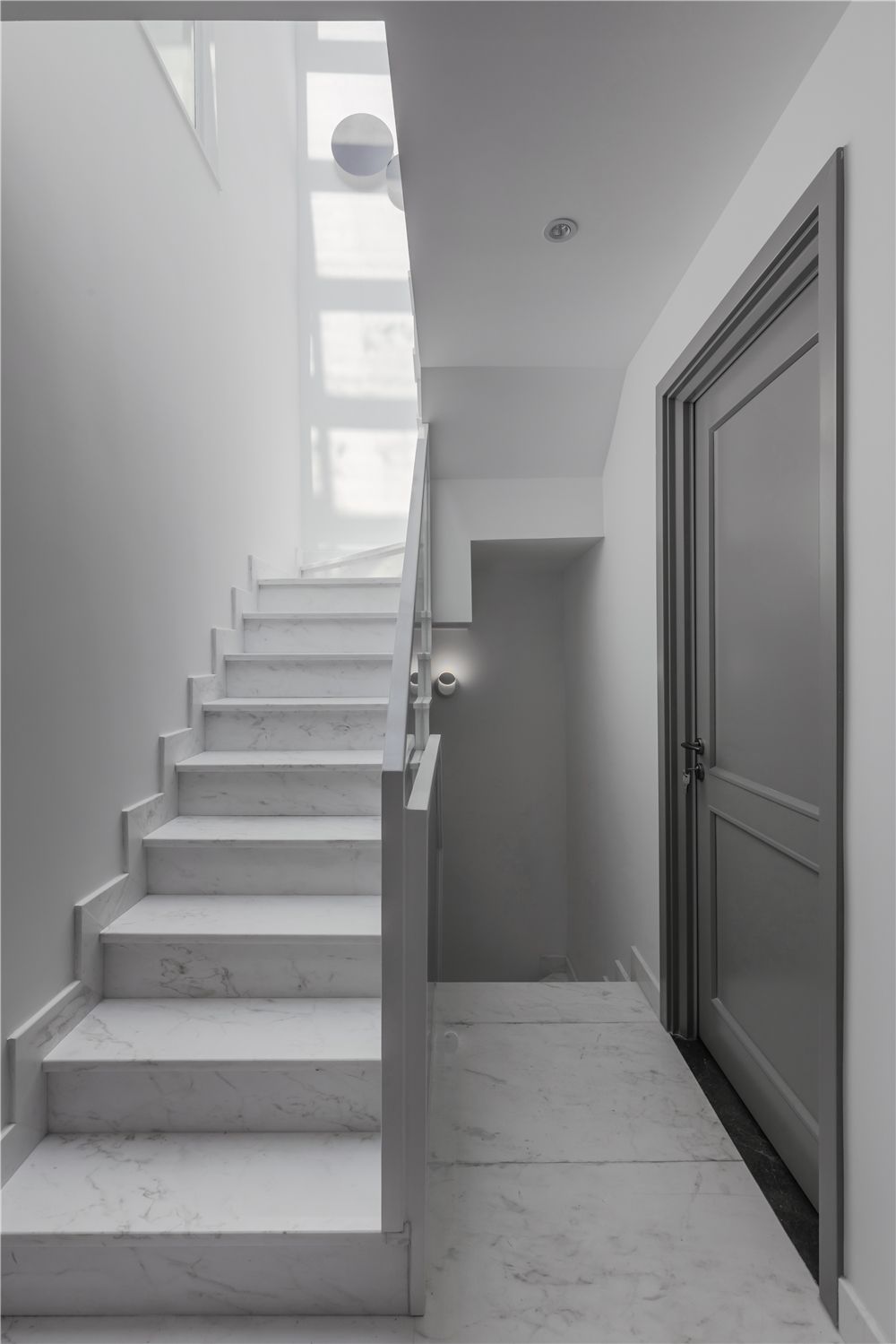 没有定义风格围绕空间和房主生活方式看似寡淡无色的