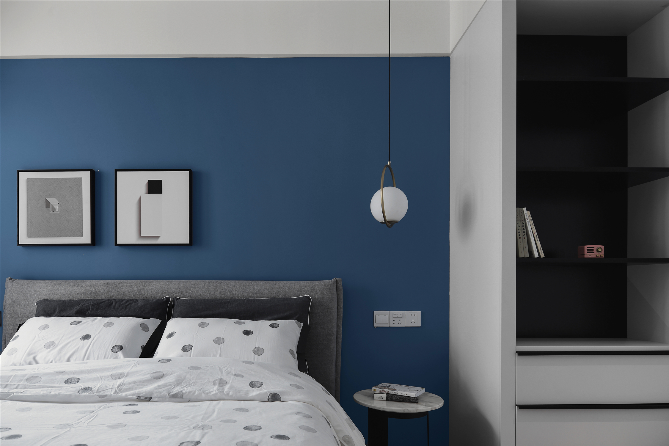 100平现代简约卧室背景墙装修效果图