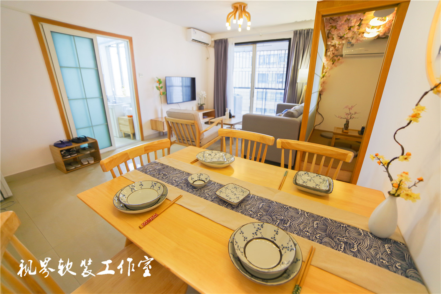 日式风三居装修餐桌设计图