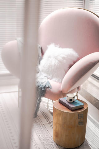 大户型摩登轻奢风装修粉色单椅设计