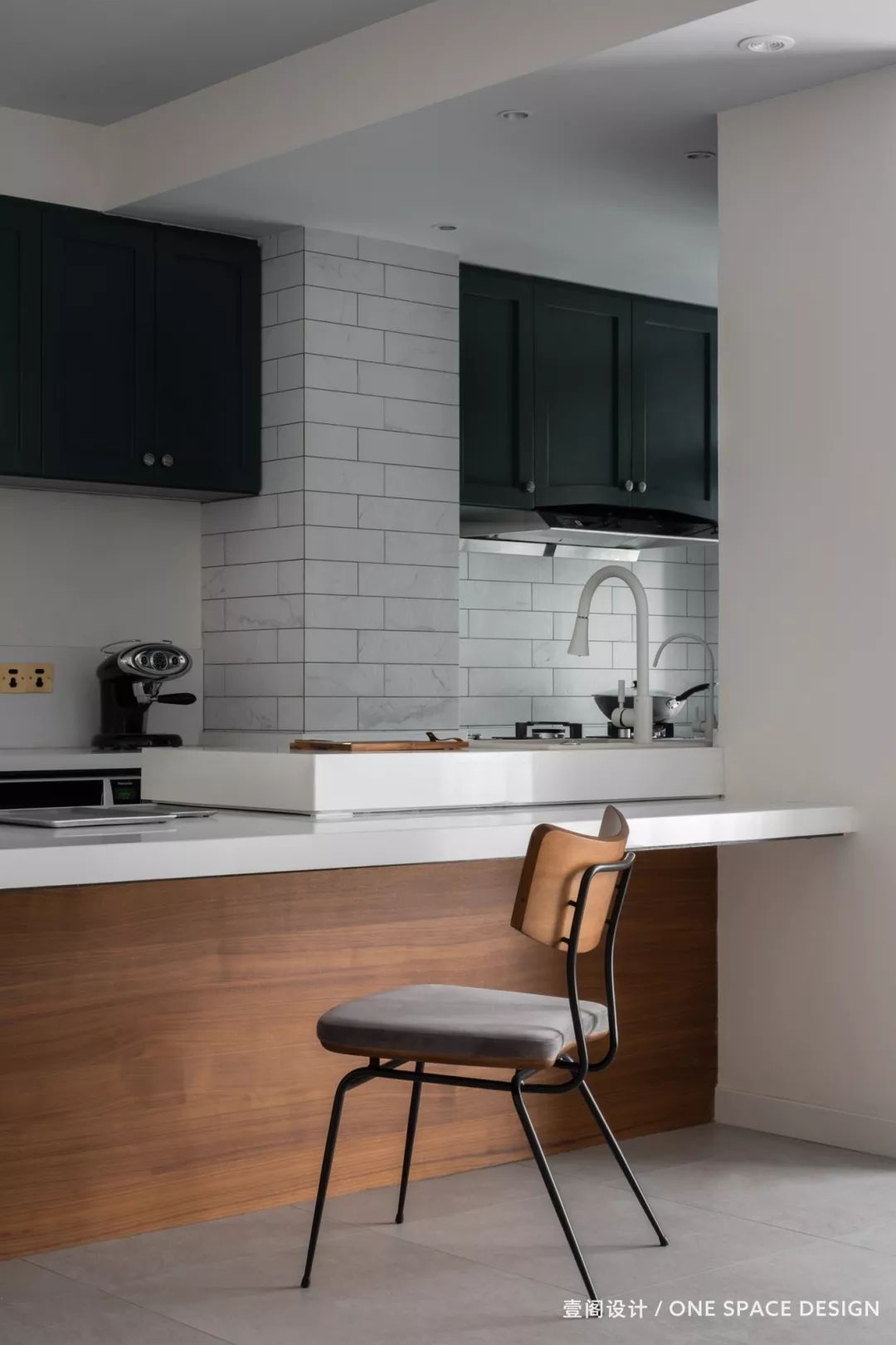 106㎡现代两居装修厨房吧台设计