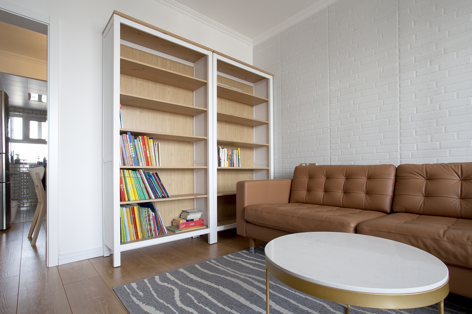 50平小户型两居装修客厅书架设计