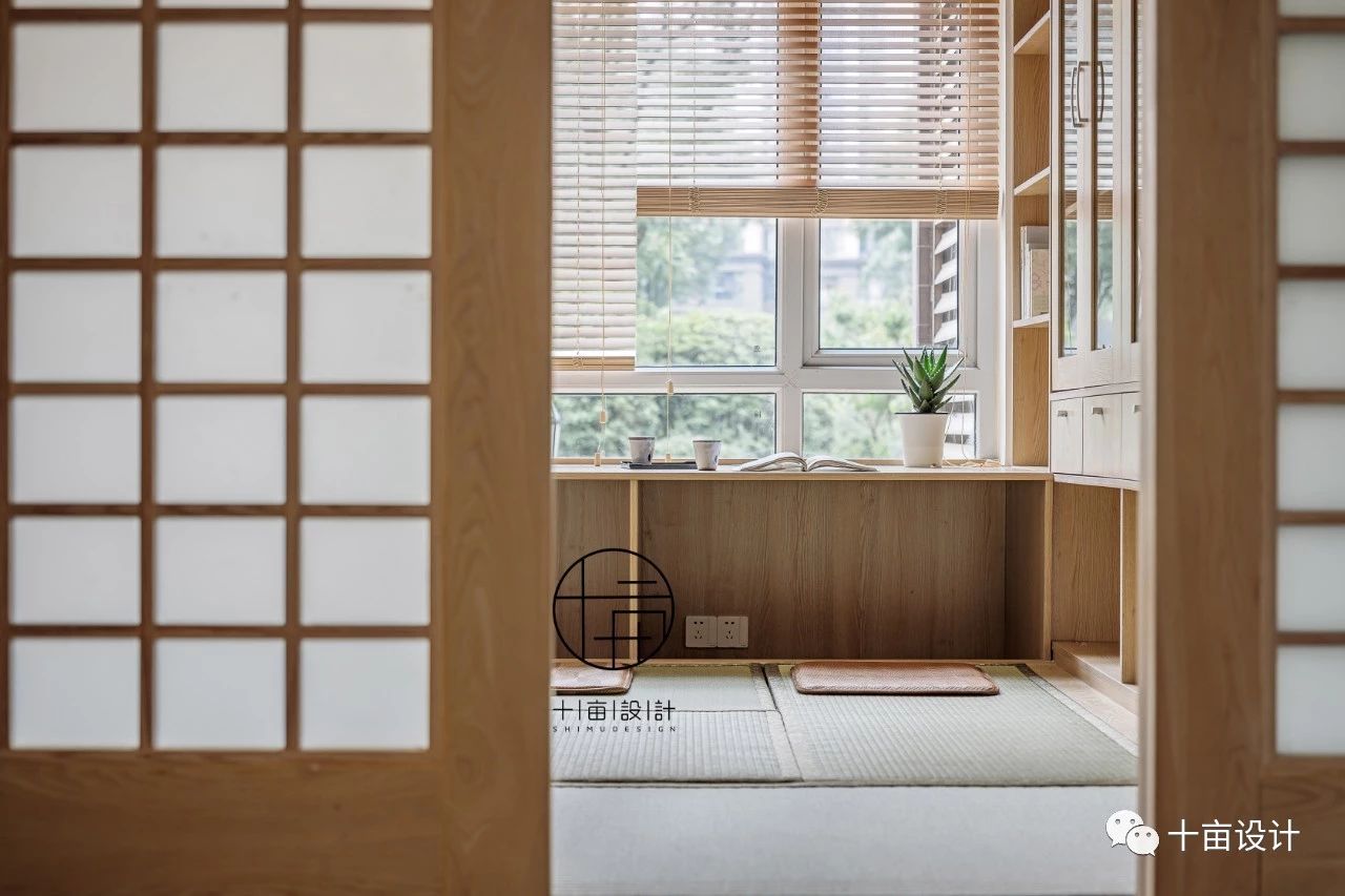 日式风格三居装修书房推拉门设计
