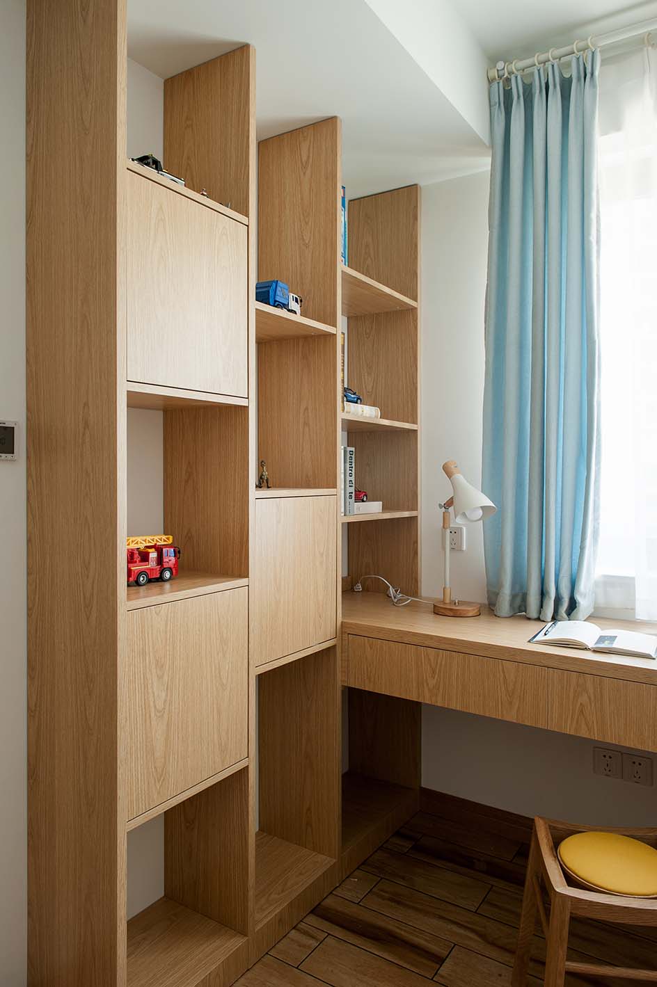 日式风格四居室装修儿童房书柜设计