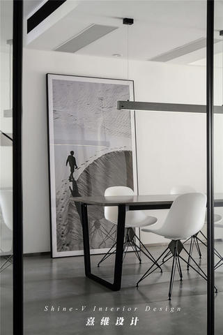 130平极简现代风装修餐桌椅设计