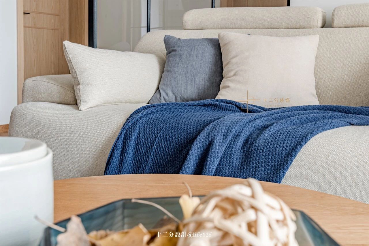 日式风格二居装修沙发抱枕搭配图
