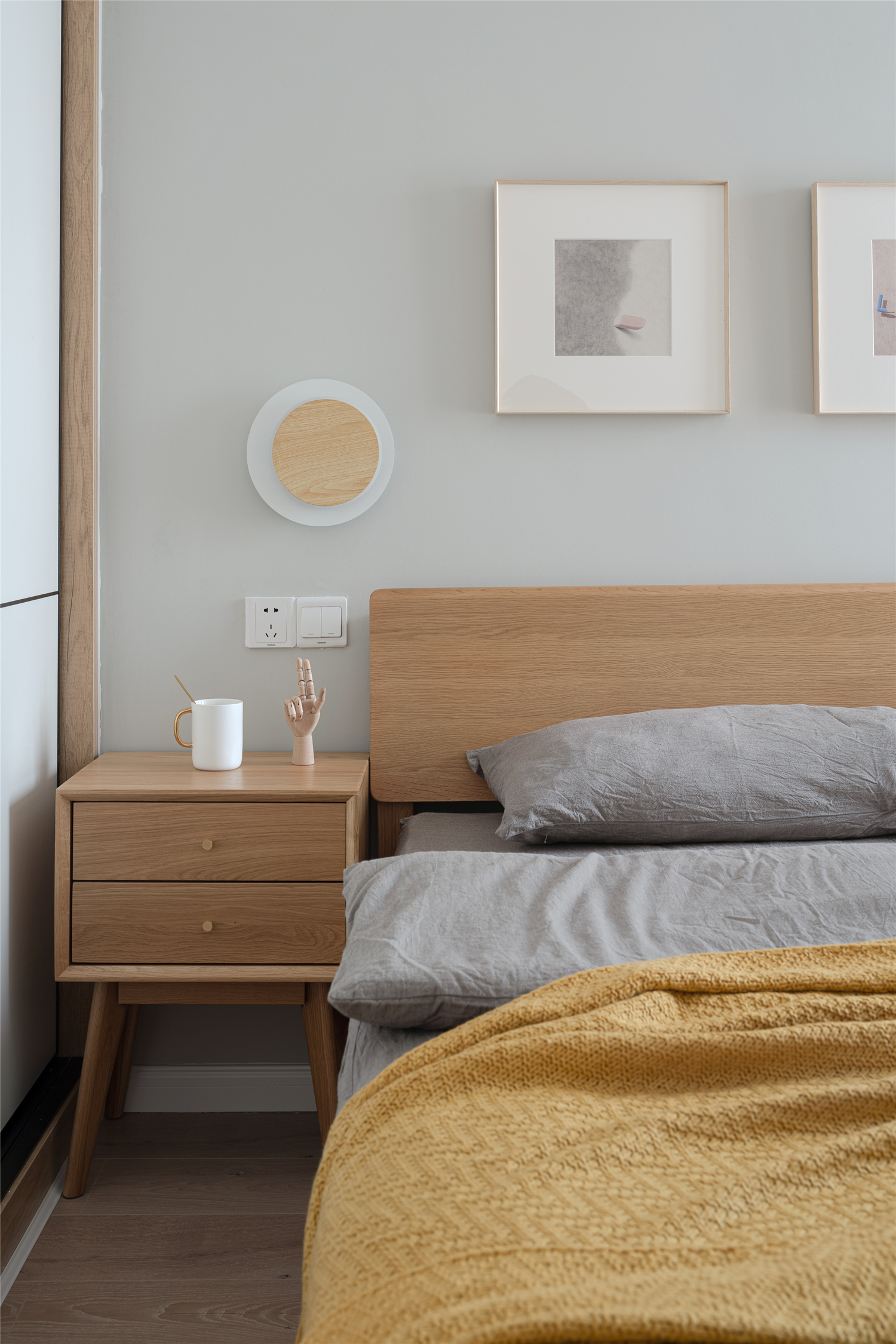 现代北欧风两居室装修床头柜设计图