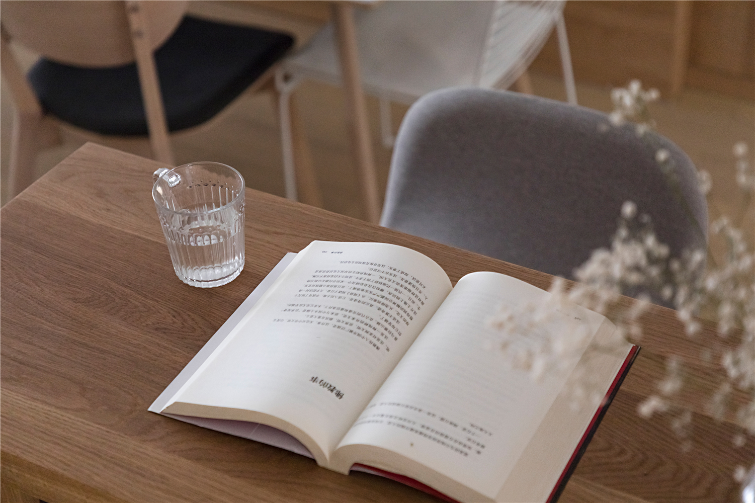 在吧台工作,聊天,看书,品酒,喝茶,何不美哉