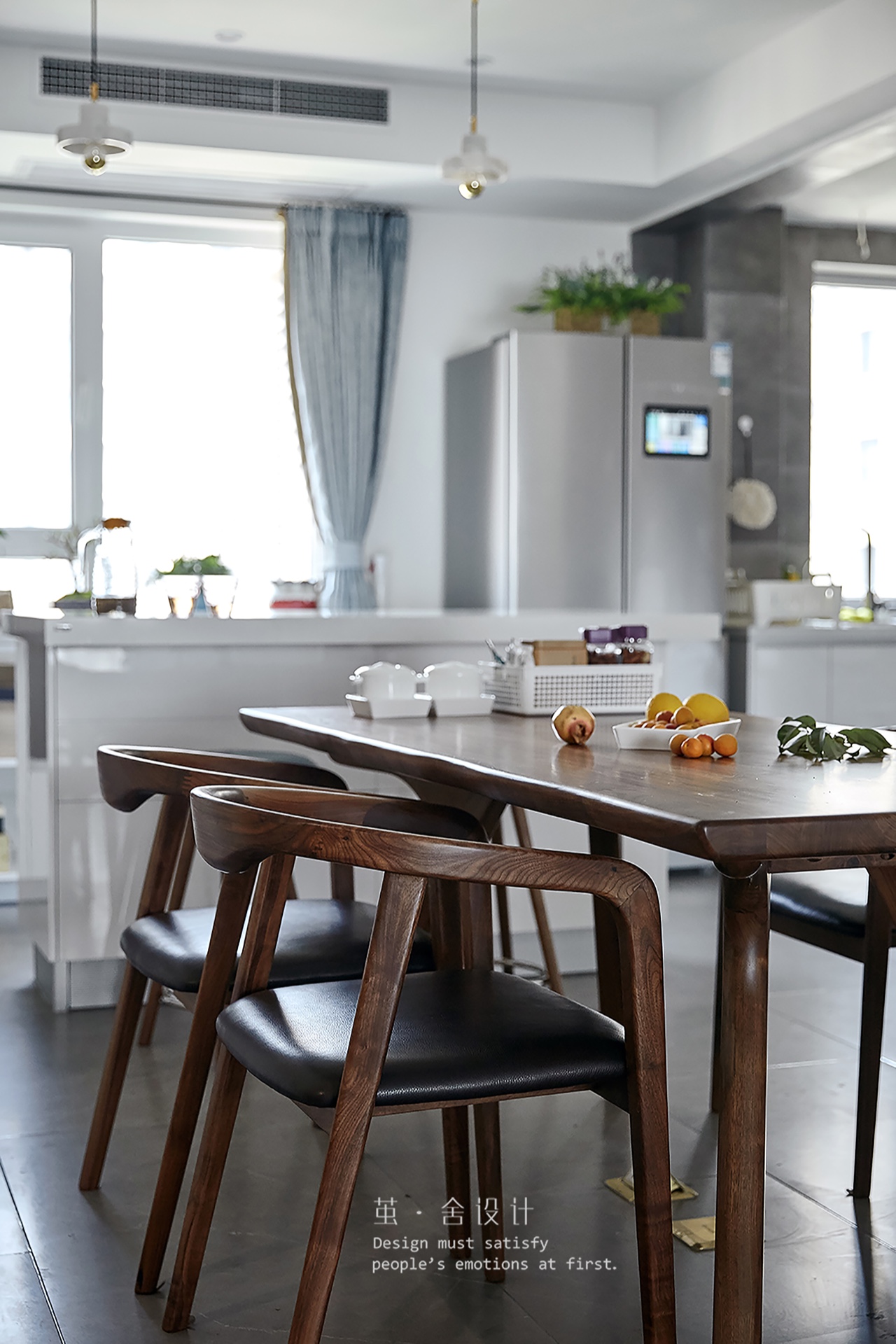 三居室现代简约风格装修餐桌椅设计图