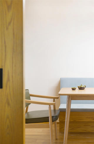 极简原木风三居装修餐桌椅设计