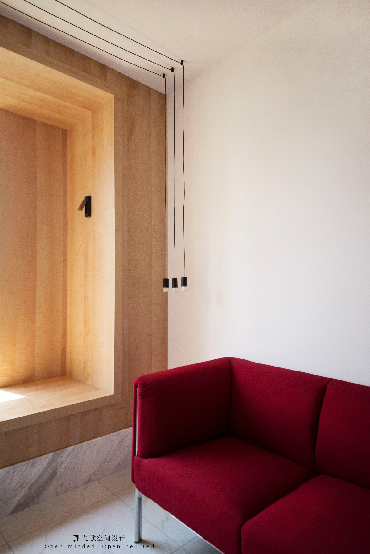 一居室小户型公寓装修红色沙发设计