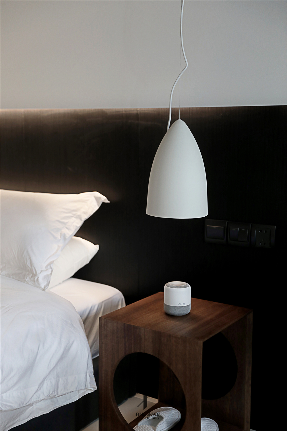 小户型现代公寓装修床头吊灯设计