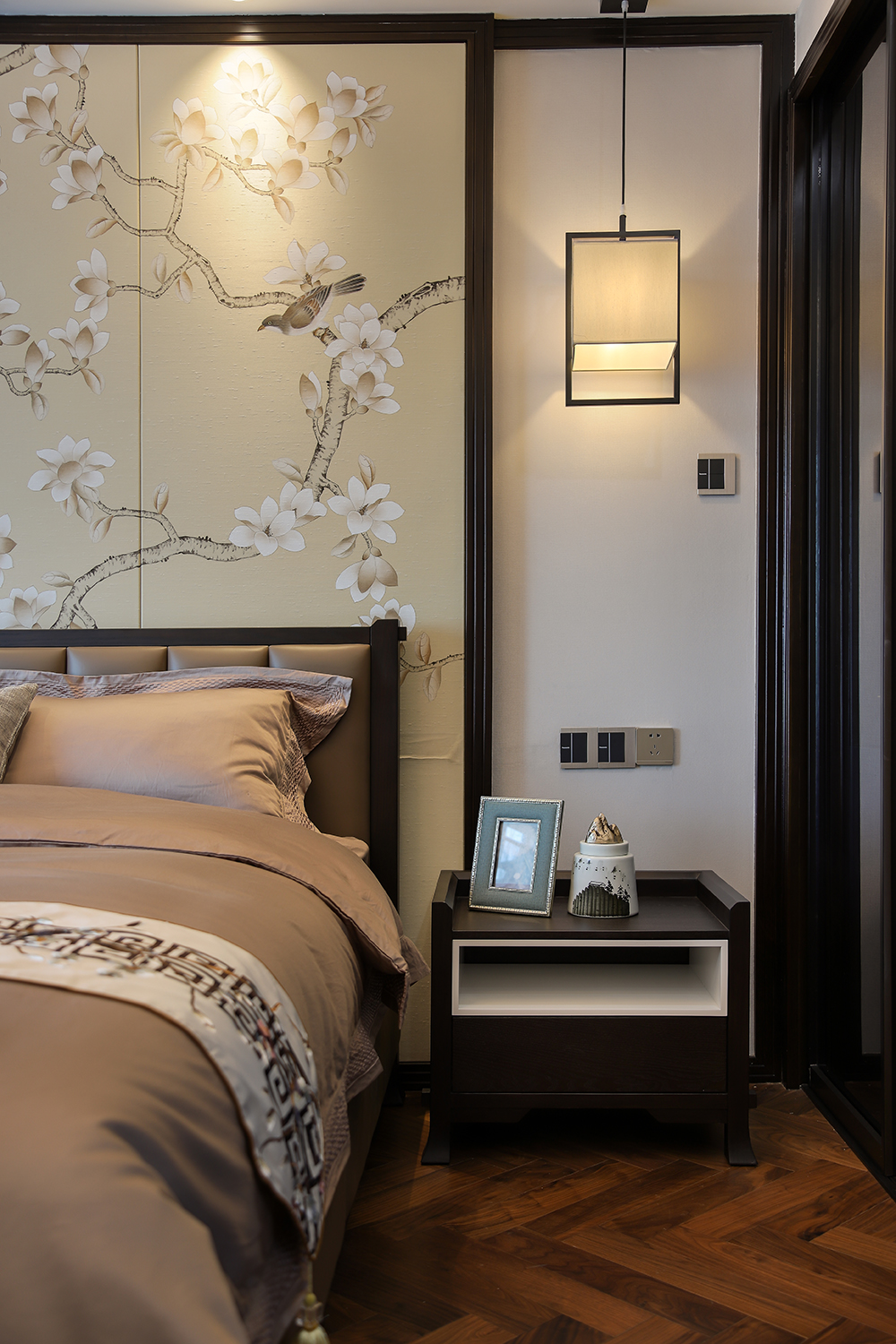 新中式风格三居室装修床头吊灯设计