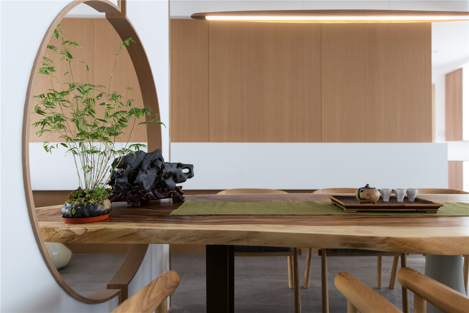 现代日式风格三居装修餐桌设计图